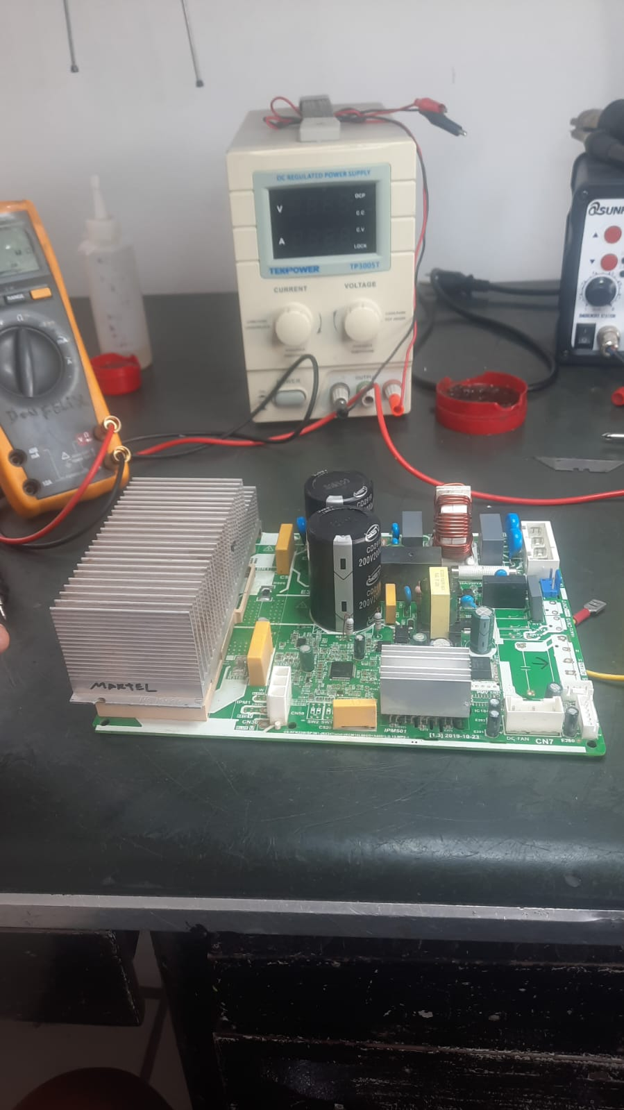 Tablilla electrónica en mesa de diagnóstico
