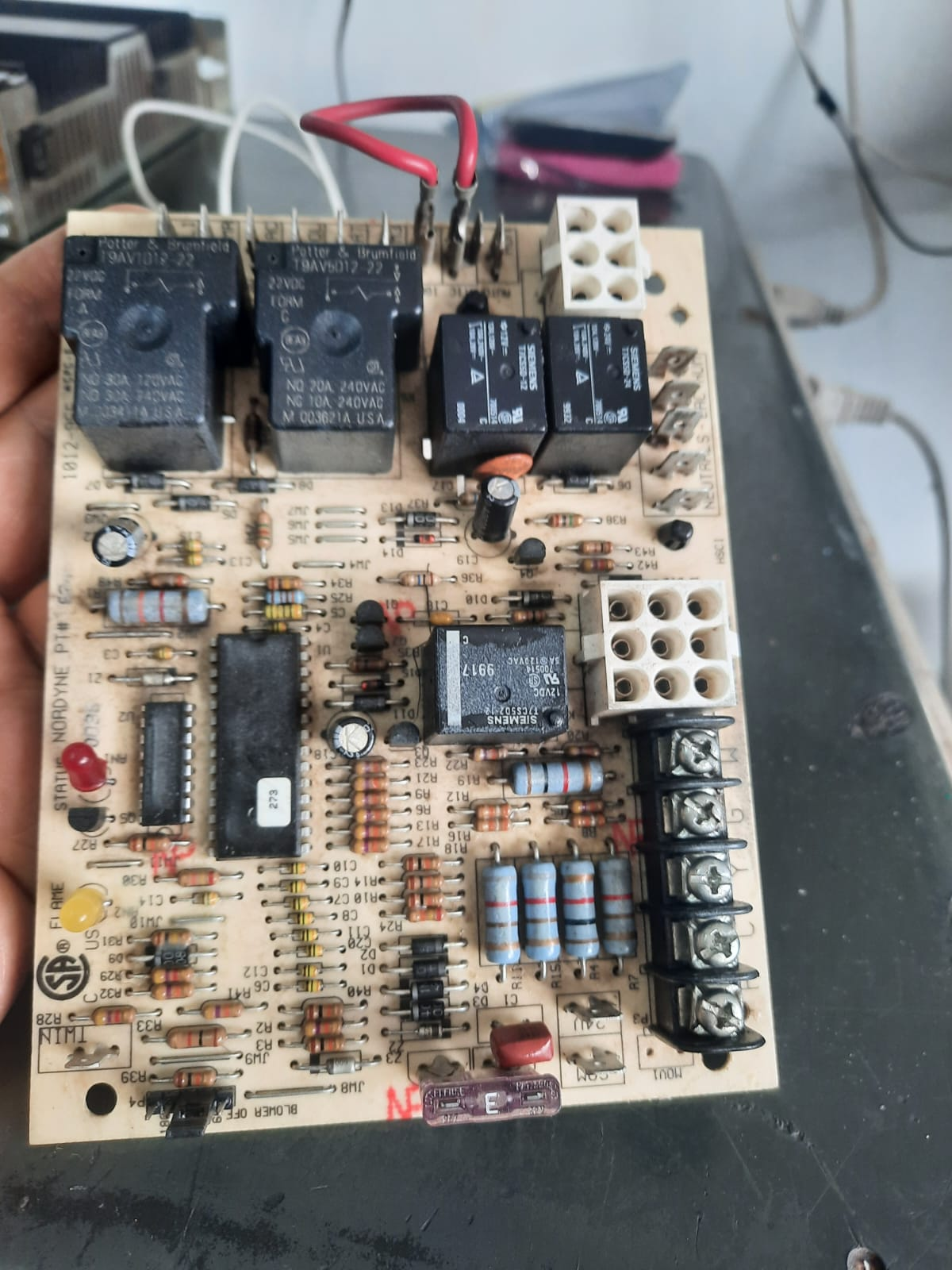 Tablilla electrónica con relevadores y conexiones