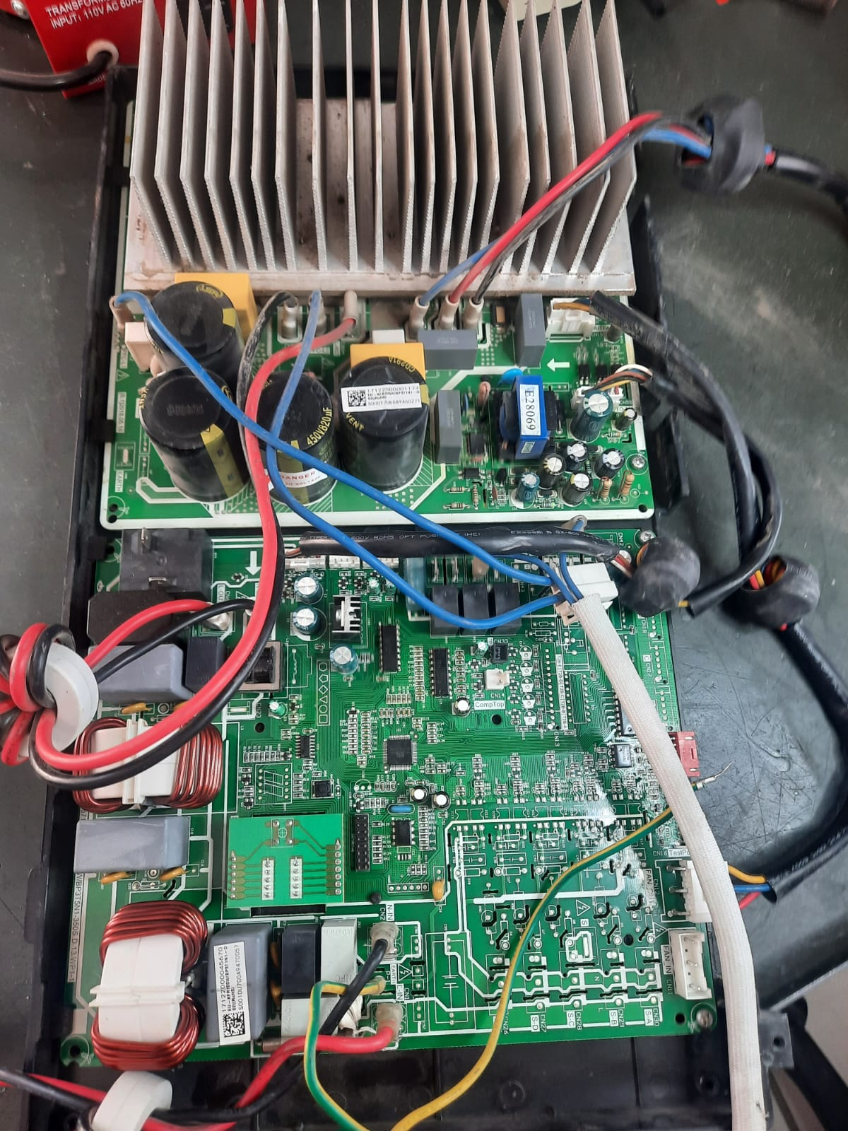 Conjunto de tablillas electrónicas con disipador y cableado