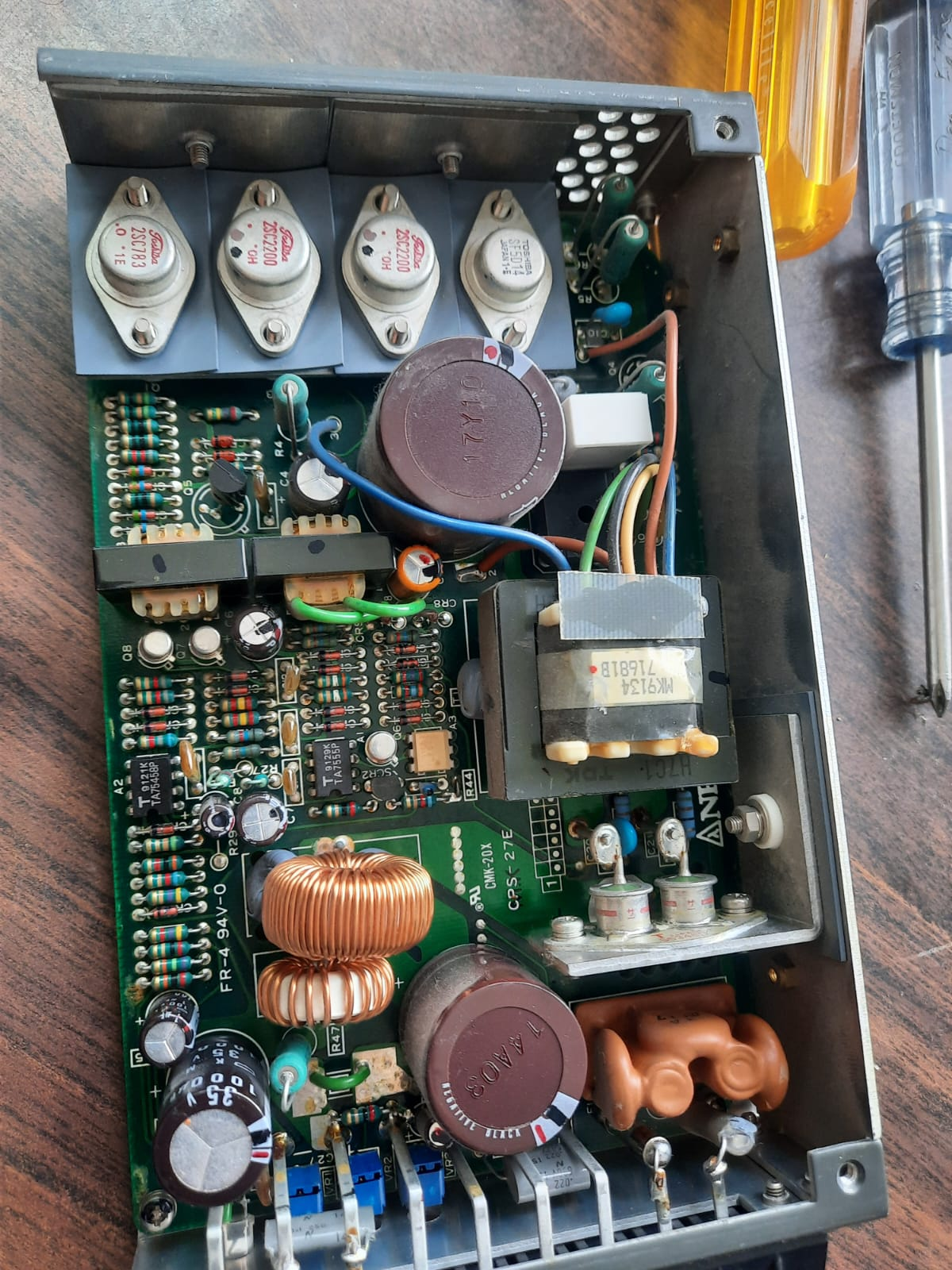 Equipo electrónico abierto con componentes internos